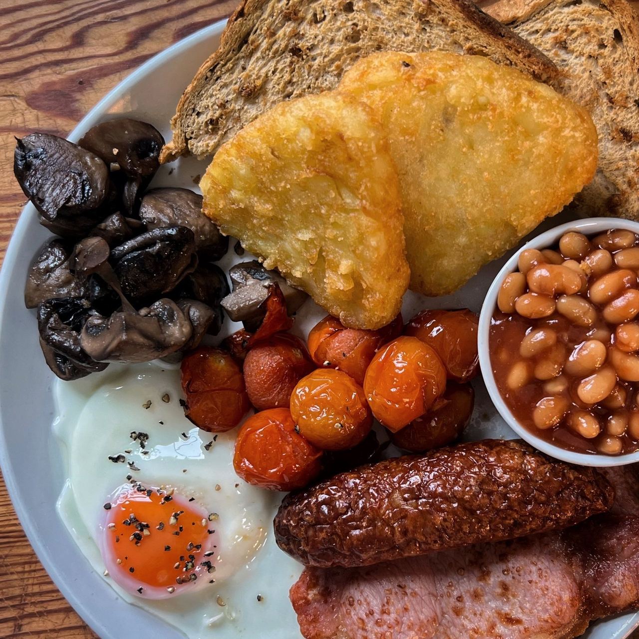 A plated cooked breakfast at Café Croyde Bay