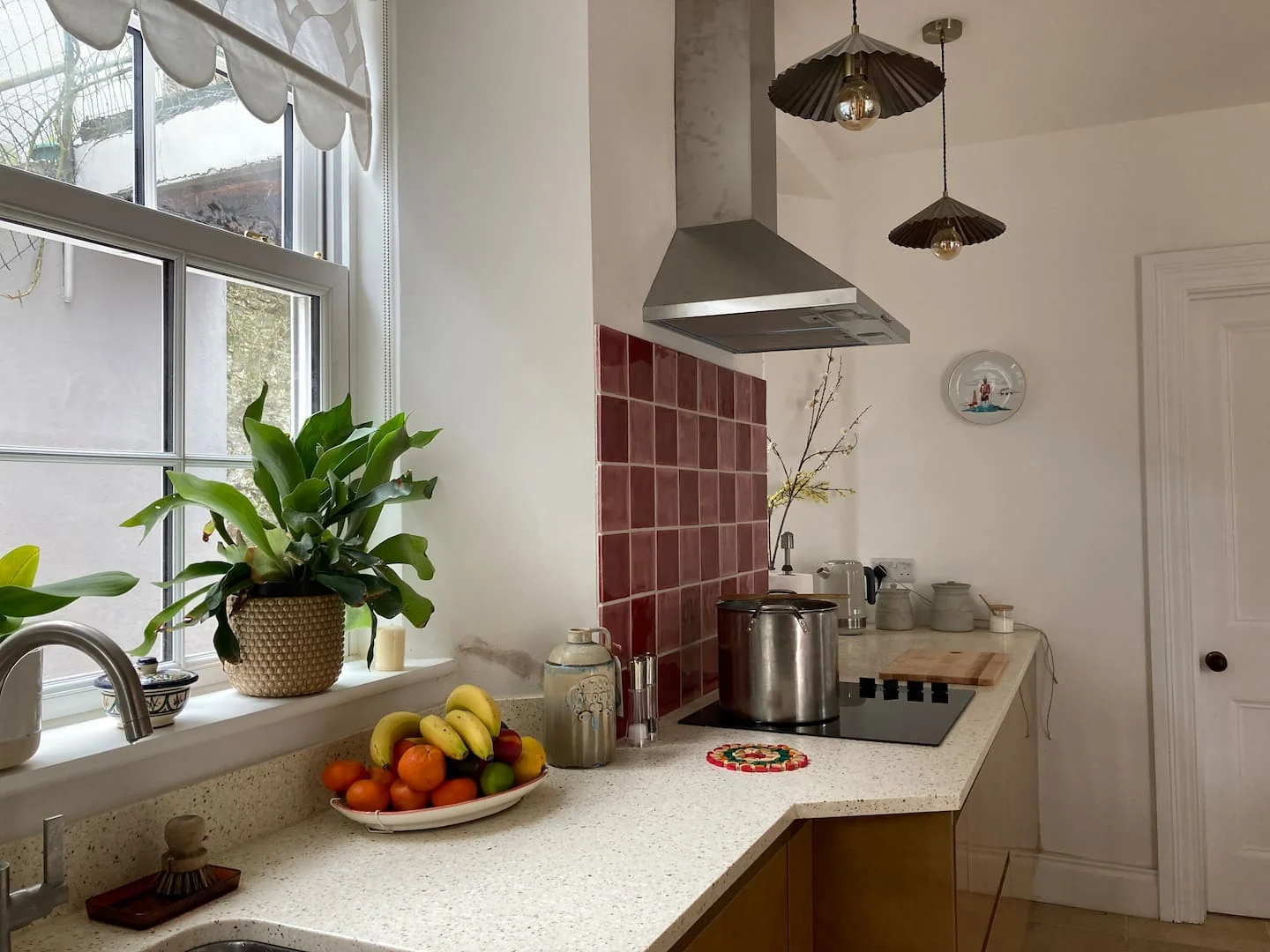 Kitchen worktop with red tiles and a bowl of fruit