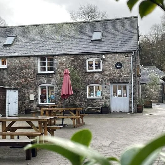 Stone buildings and picnic tables in the Cider Press Centre courtyard