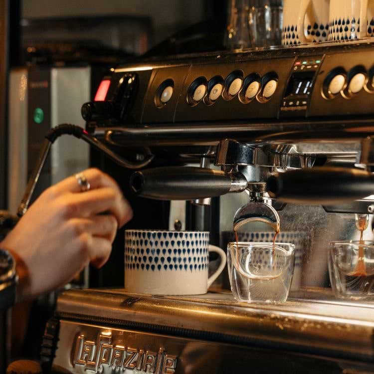 A barista preparing coffee on the café espresso machine