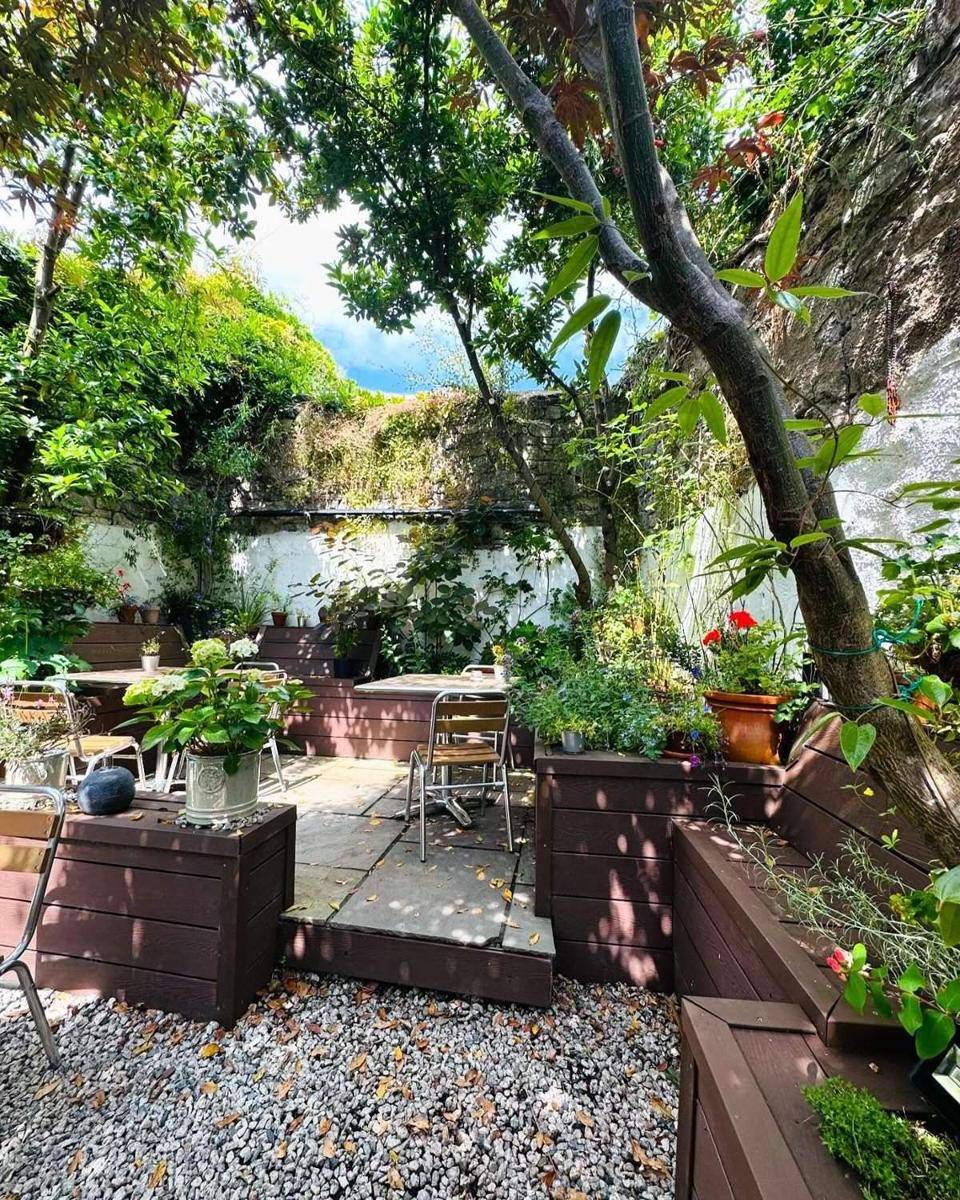 Leafy courtyard garden and seating at the Old Exeter Inn